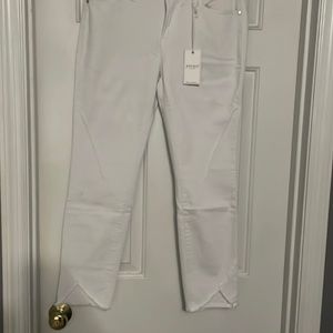 Judy blue size 9 white skinny fit. Tulip bottoms